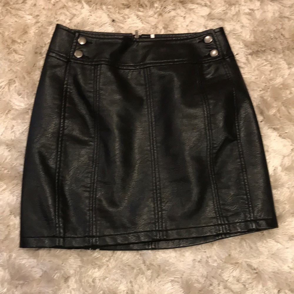 Black leather miniskirt - Picture 1 of 2